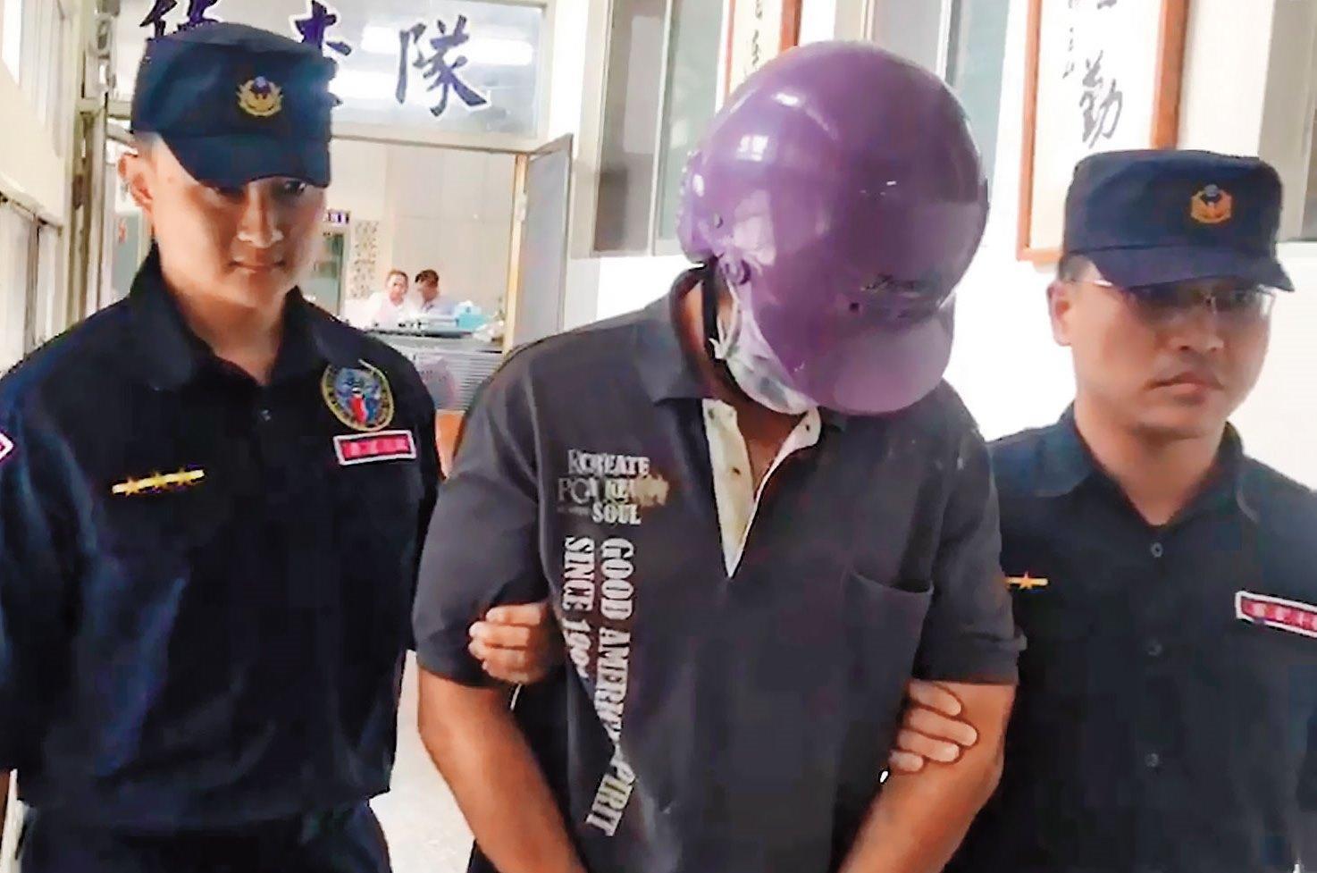 嫌犯郭濬毅（中）被押解時說：「最好判我死刑，否則沒臉見親友。」（翻攝畫面）
