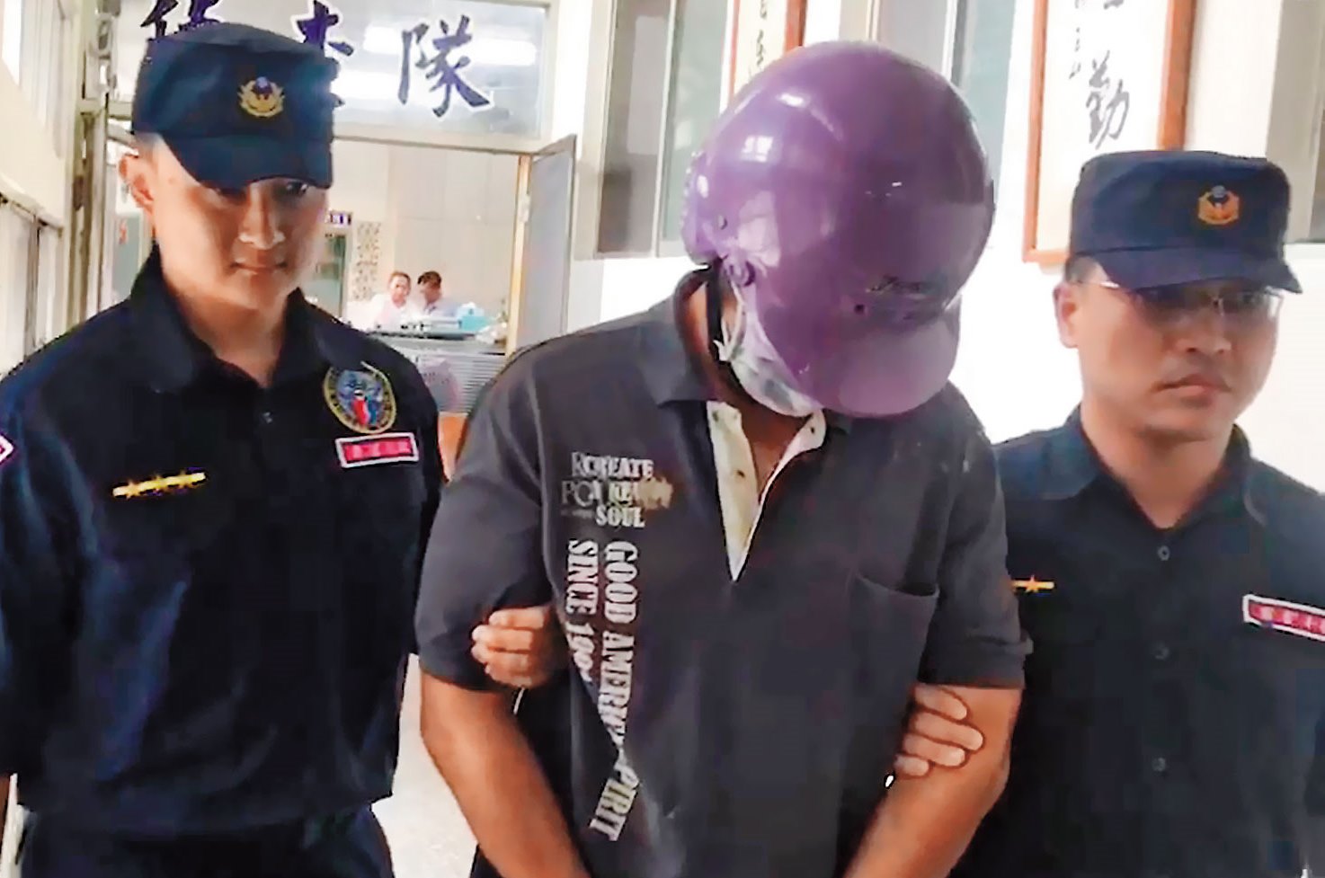 嫌犯郭濬毅（中）被押解時說：「最好判我死刑，否則沒臉見親友。」（翻攝畫面）