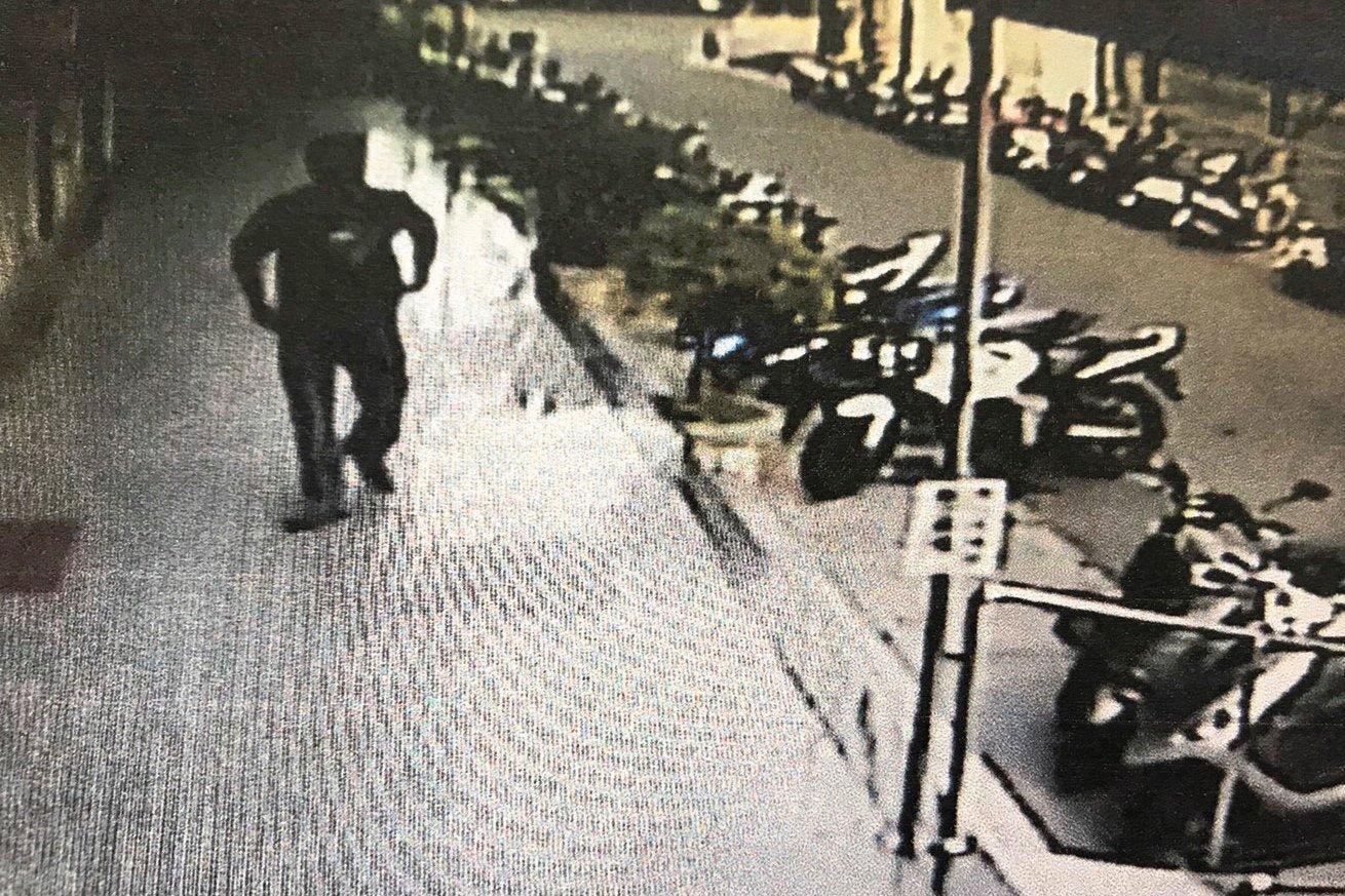 郭嫌殺害3位尊長後,若無其事返家將血衣丟在大樓公共垃圾箱裡。(翻攝畫面)