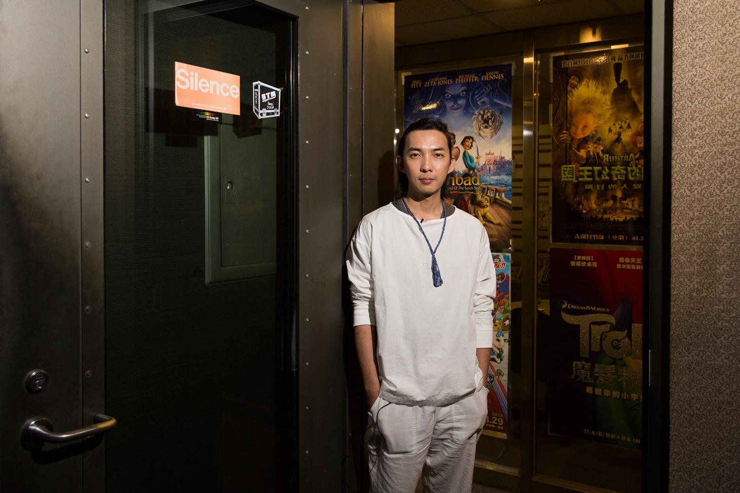 郭霖國中時就對配音充滿興趣，但礙於經濟壓力不得不暫時放棄夢想；一直到30歲才毅然投入配音工作。