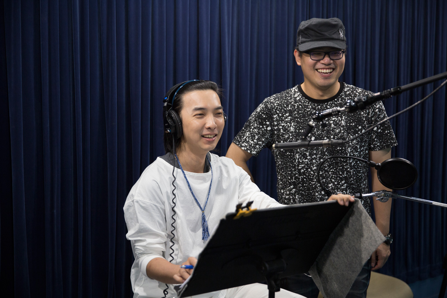 郭霖認為配音最好是一人一角，讓聲優能專注在演技的發揮。右為《江湖救援團》導演林子揚，該作品即採用一人一角多口配音。