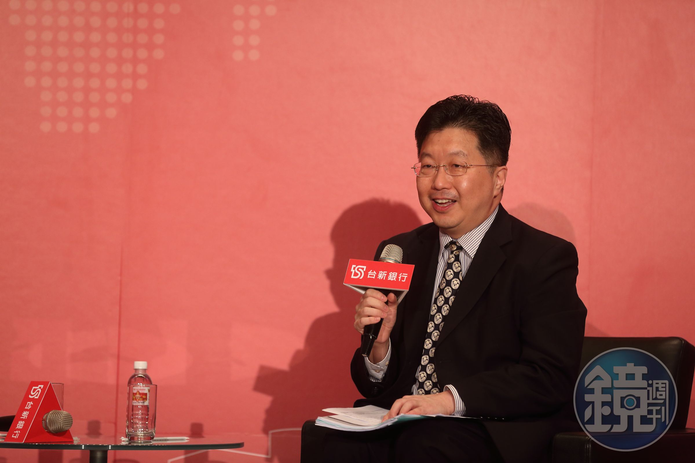 分析師楊應超說，「某種程度來看，鴻海在台灣辦現金減資，也是對台灣沒有信心。」