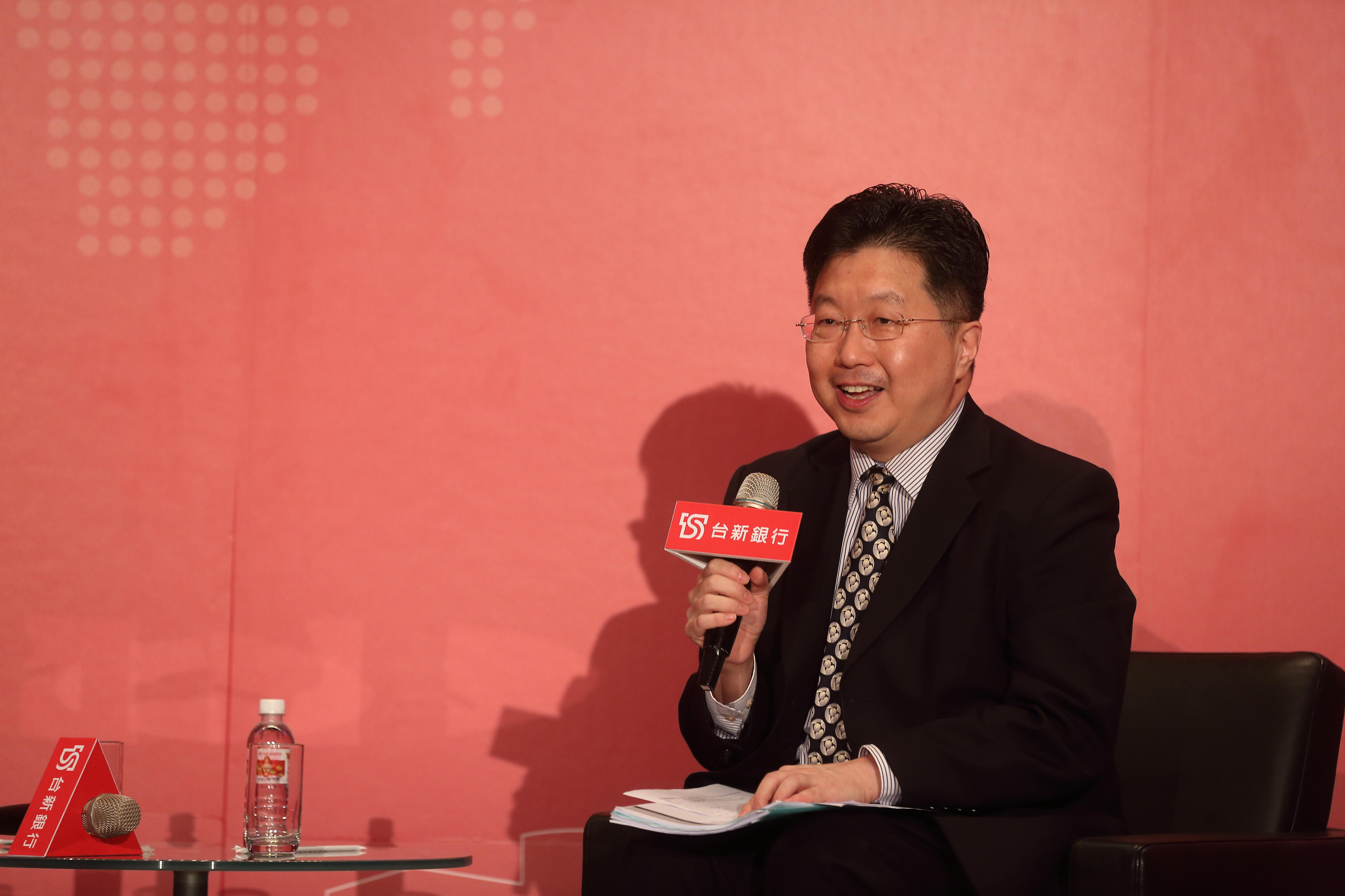 分析師楊應超說，「某種程度來看，鴻海在台灣辦現金減資，也是對台灣沒有信心。」