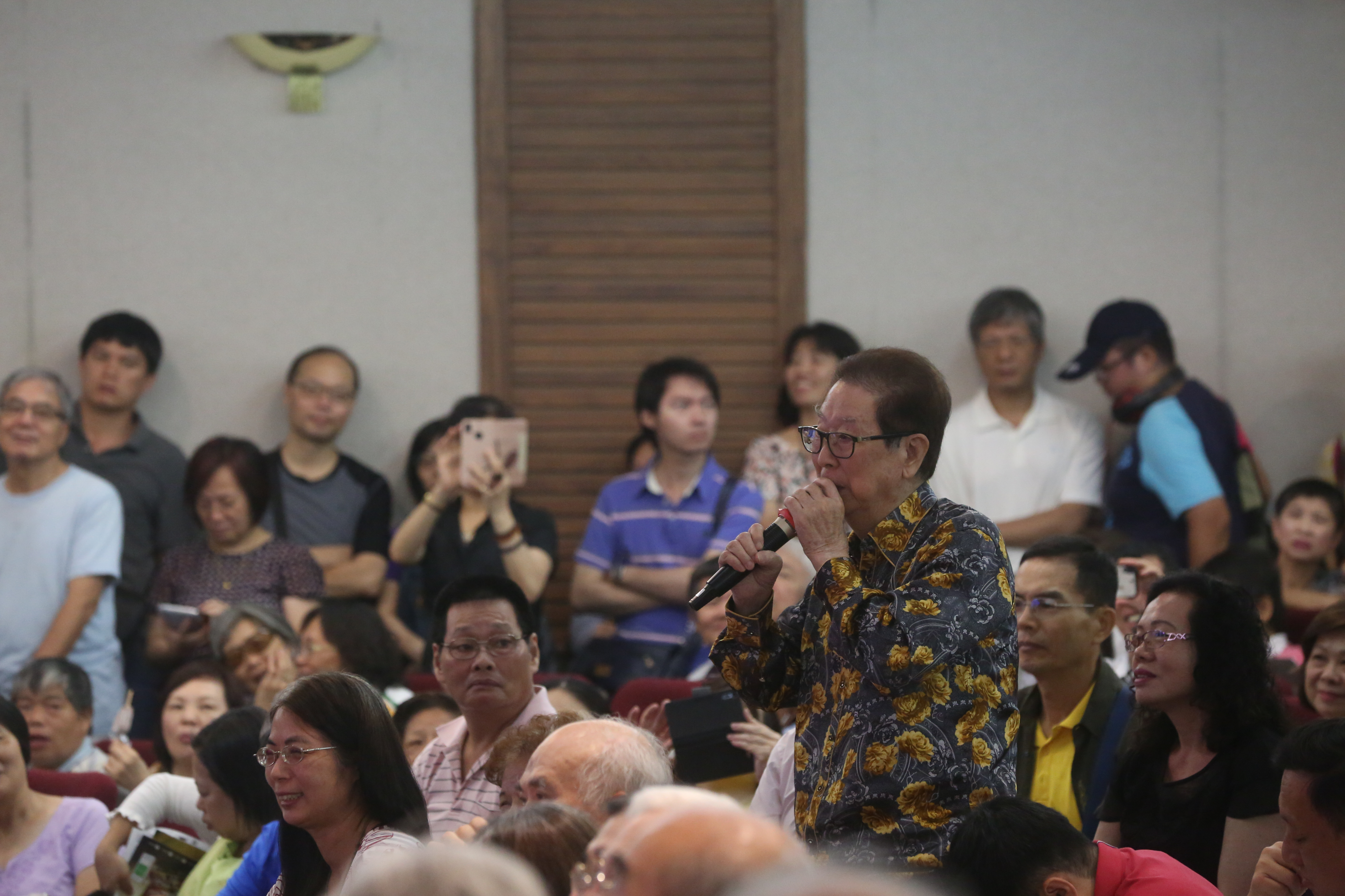 看到鴻海現金減資的新聞，資深小股民也是鴻海的忠實股東阿土伯（李金土，持麥克風者）卻很有信心。