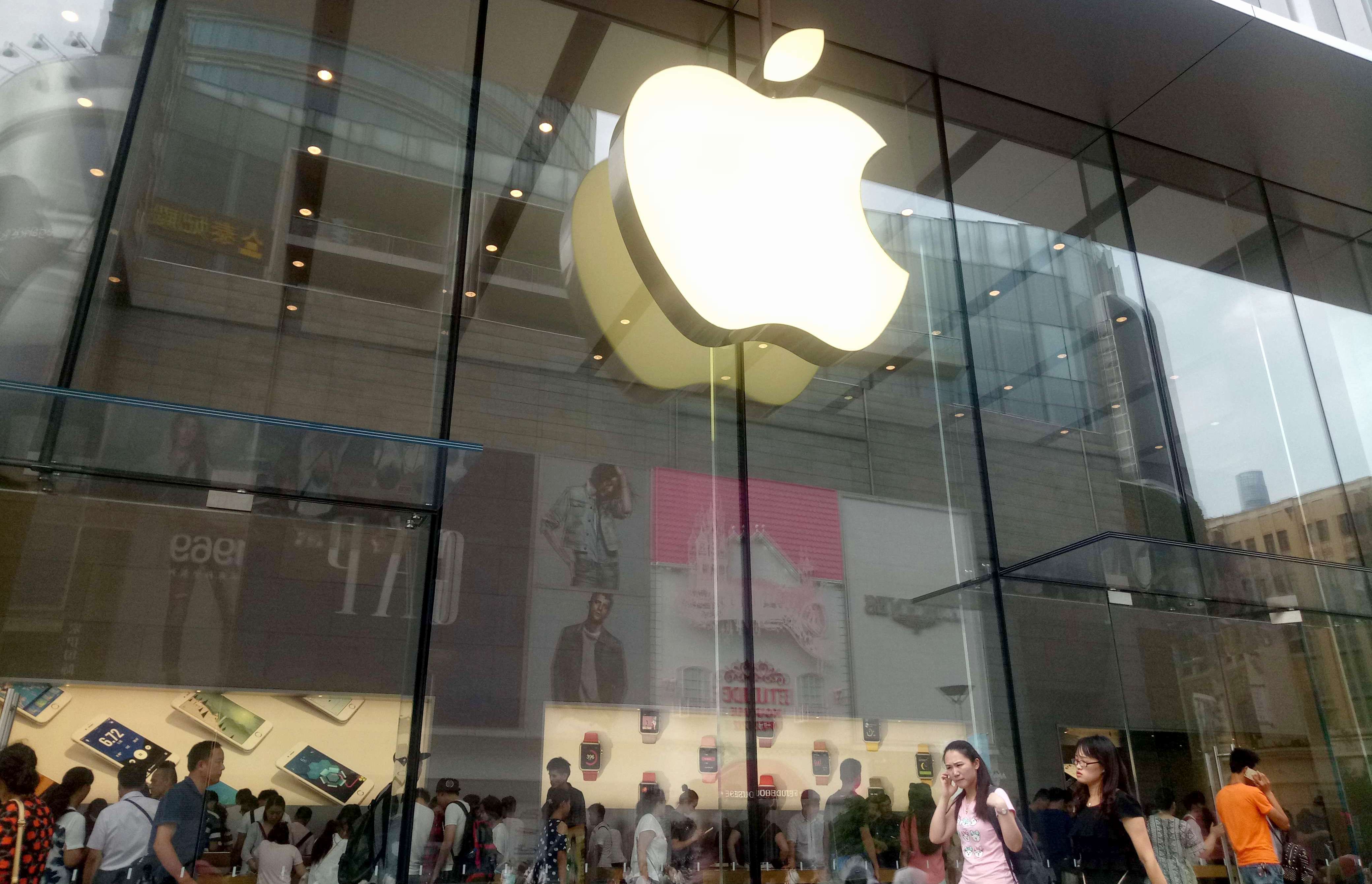 今年以來，受到蘋果iPhone銷量不佳拖累，鴻海股價一路修正，這次靠著現金減資才反彈。（東方IC）