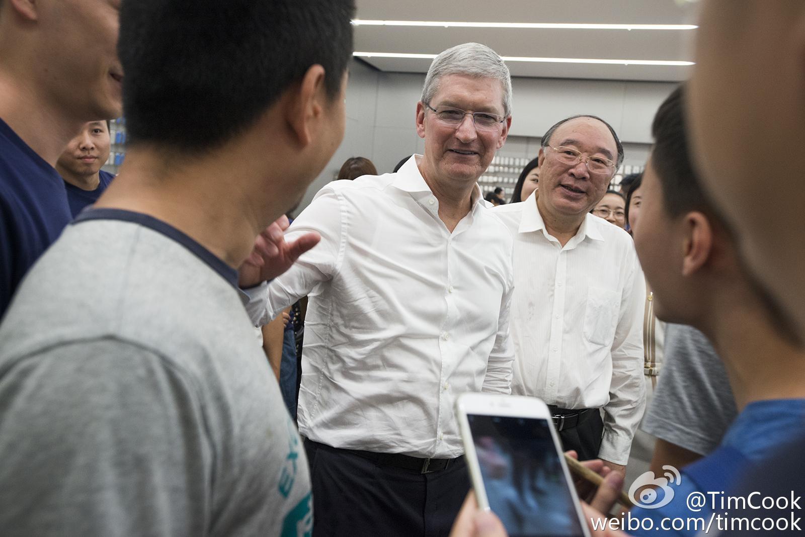 知情人士透露,這幾年,Terry(郭台銘)緊抓著庫克(蘋果執行長Tim Cook)不斷想拉高iPhone對鴻海獲利的貢獻度。(翻攝庫克微博)