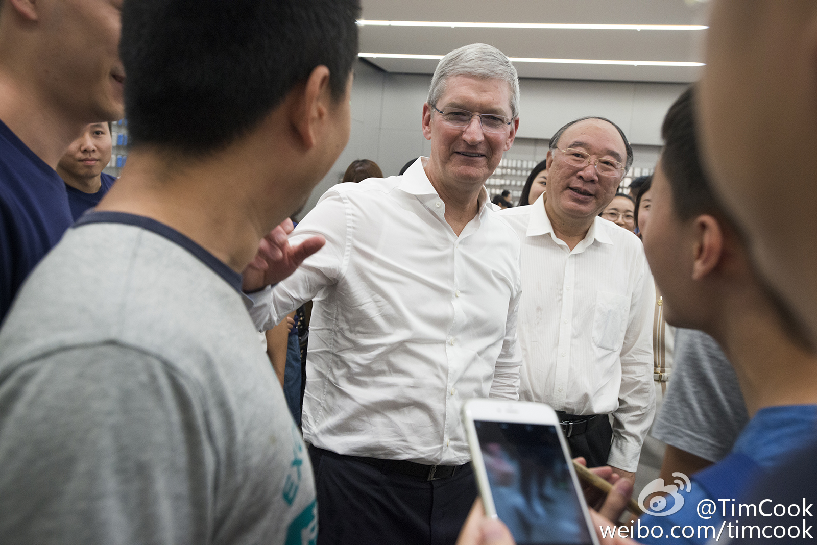 知情人士透露，這幾年，Terry（郭台銘）緊抓著庫克（蘋果執行長Tim Cook）不斷想拉高iPhone對鴻海獲利的貢獻度。（翻攝庫克微博）