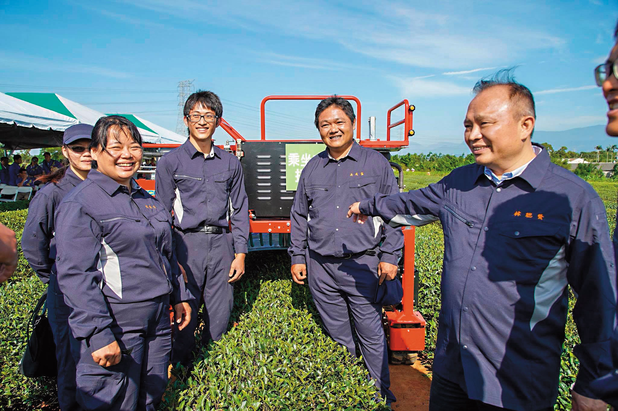 農委會主委林聰賢（右）出身地方，上任後經常下鄉聽農民心聲，看到農村缺工問題嚴重。（翻攝林聰賢臉書）