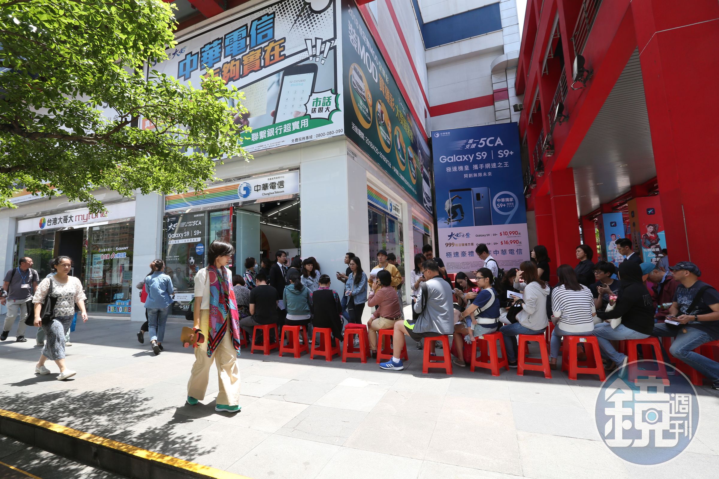 為消化排隊人潮，中華電信低調公布辦理「499/299方案」可在5月15日前先線上預填資料，31日前再到門市完成審核即可。