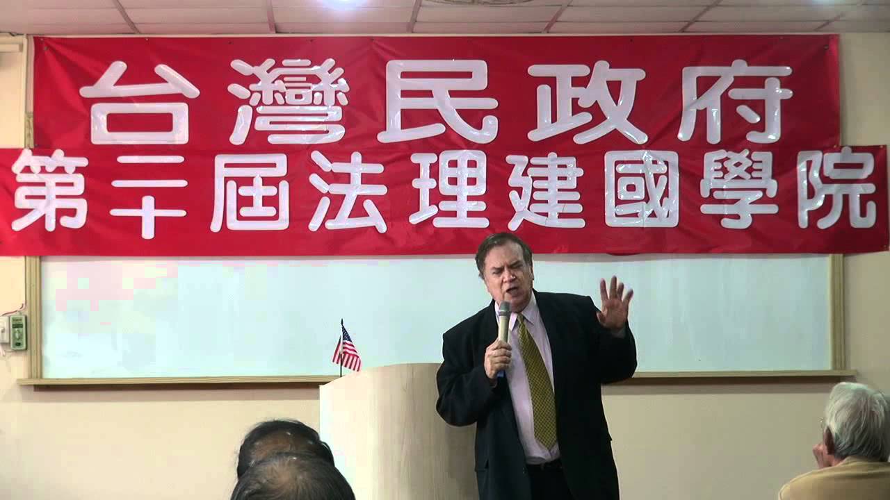 「理念智囊團」首席的補教名師何瑞元，從2012年起不斷指控林志昇斂財。（翻攝自YouTube）