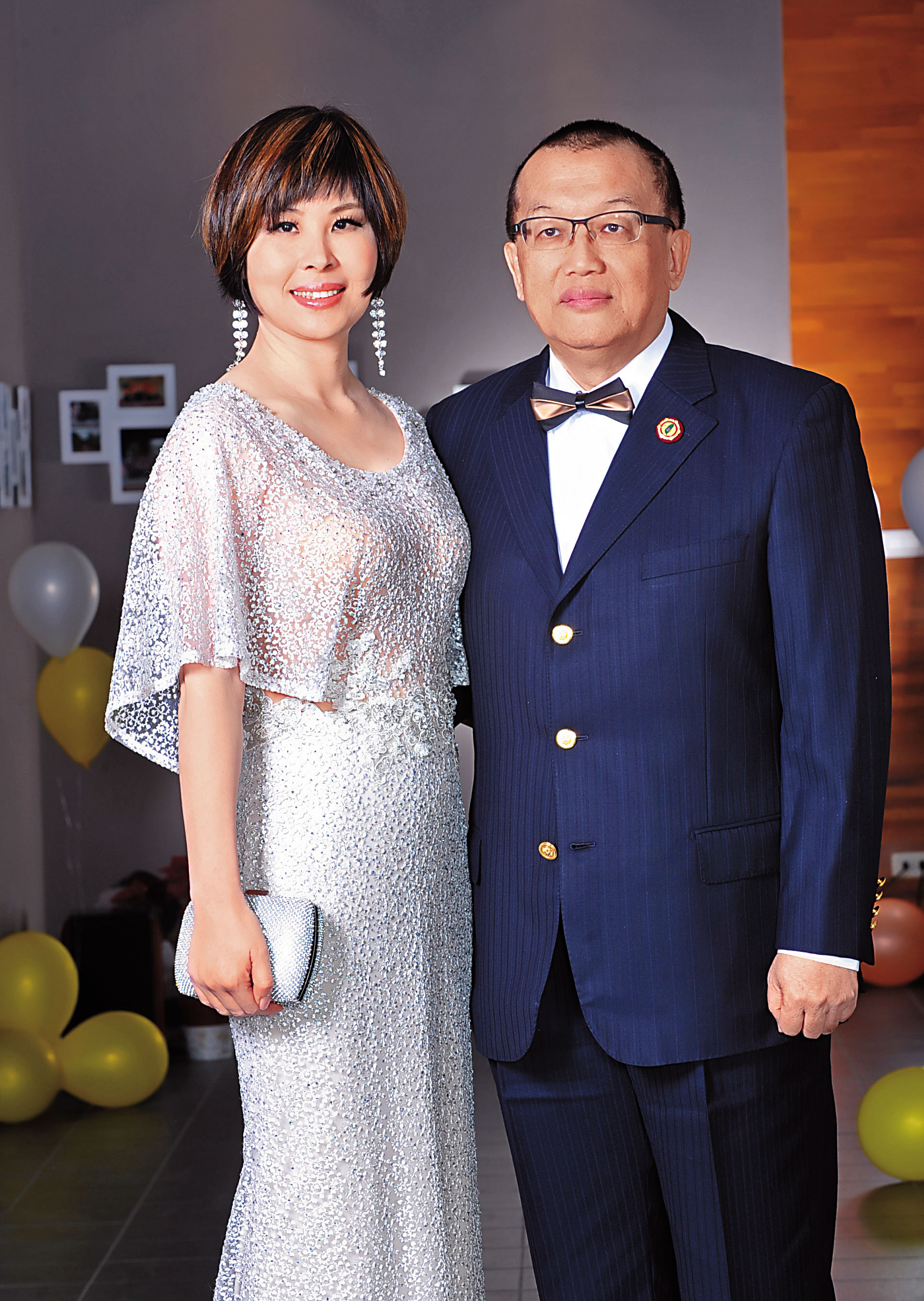林志昇(右)、林梓安(左)夫婦曾參與台灣民政府的新年派對,珠光寶氣現身。(翻攝台灣民政府官網)
