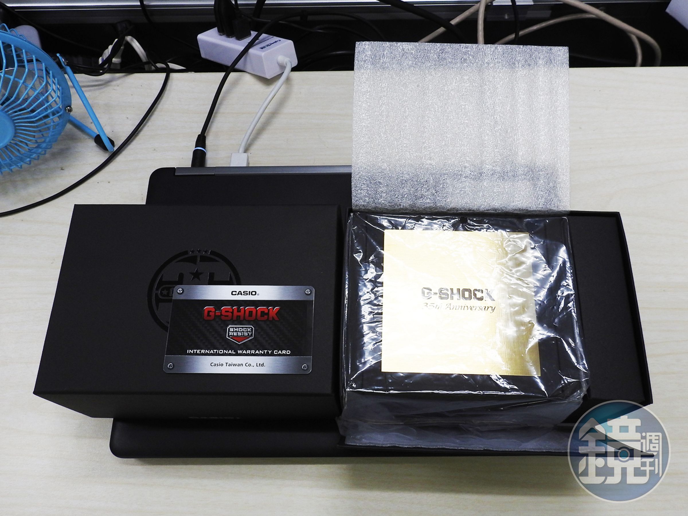 拉開盒蓋後裡面長這樣，有一個特製的錶盒，上面還有35週年的英文字樣。左邊的則是放在錶盒上的國際保卡，是正港的台灣CASIO公司貨喔！