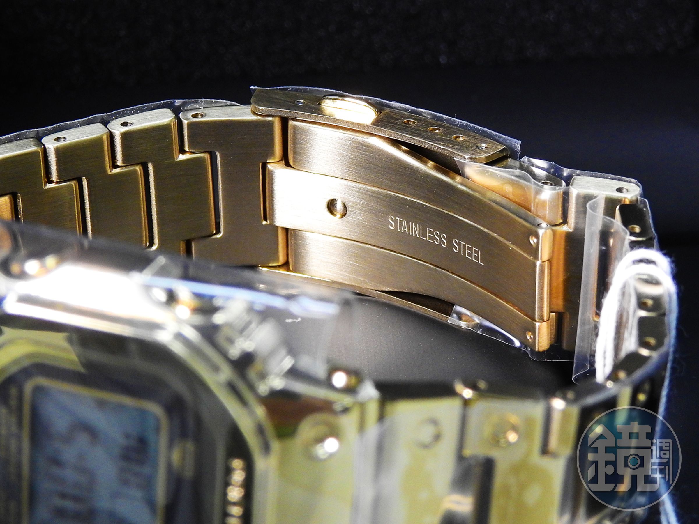 可以看到摺疊錶扣上的「STAINLESS STEEL」字樣。金G為G-SHOCK 35周年紀念特別款，全錶以不鏽鋼材質打造，再經金色離子IP鍍膜處理。
