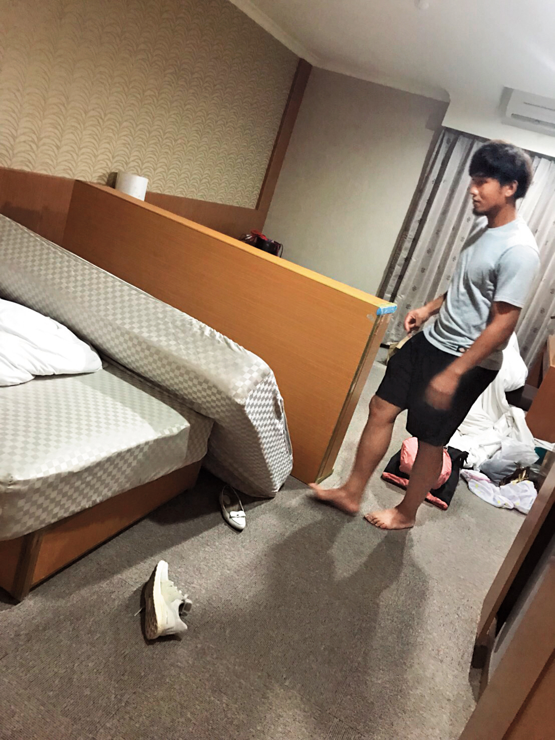 黃勝雄毆妻被球團警告之後，兩人吵架時大鬧宿舍、亂摔東西，還要黃妻盡量拍。（讀者提供）