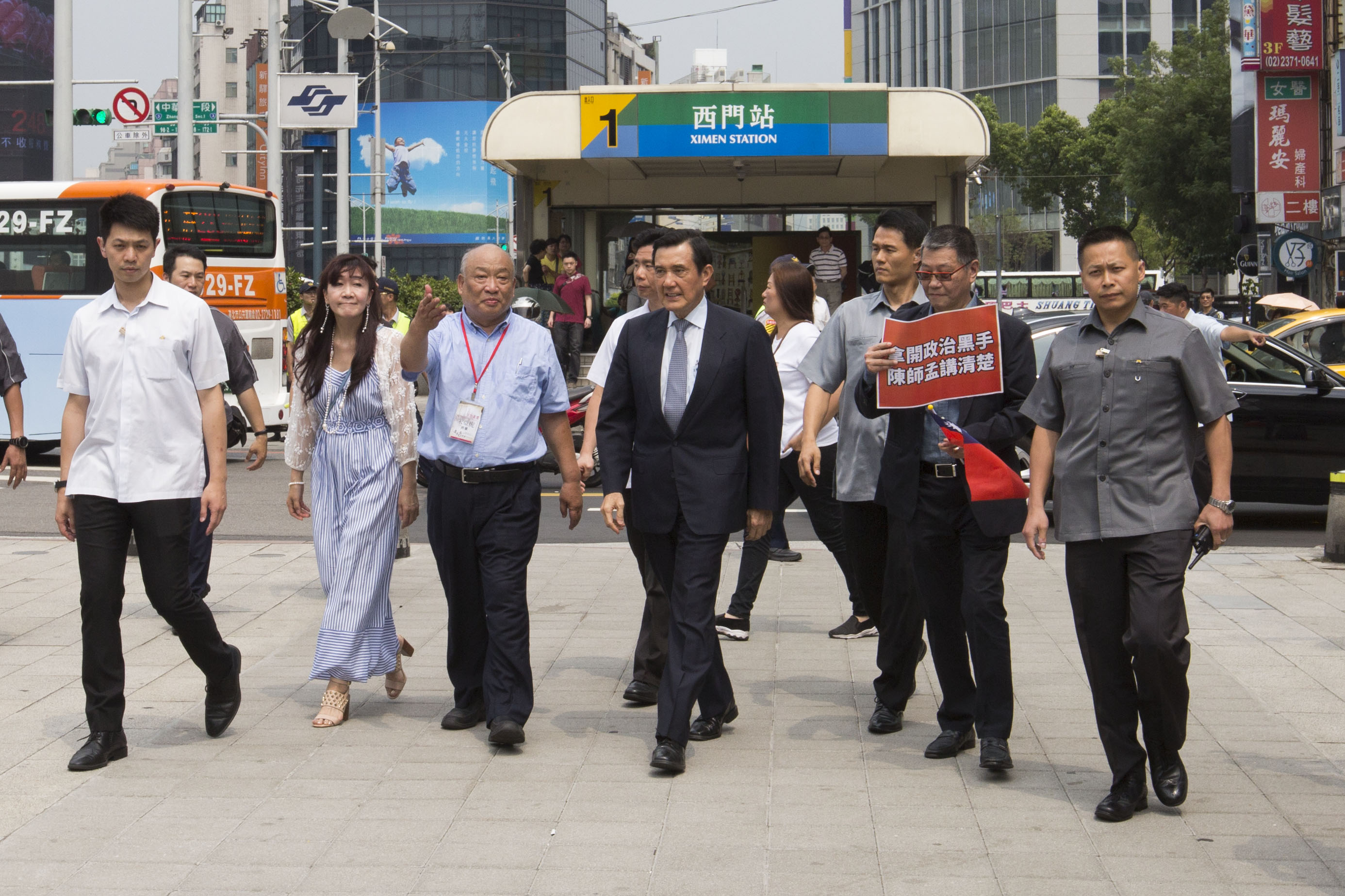 高院不認同一審見解，認定馬英九案發時雖是總統但已觸法，逆轉改判馬英九有期徒刑4個月，可易科罰金12萬元，仍可上訴。 