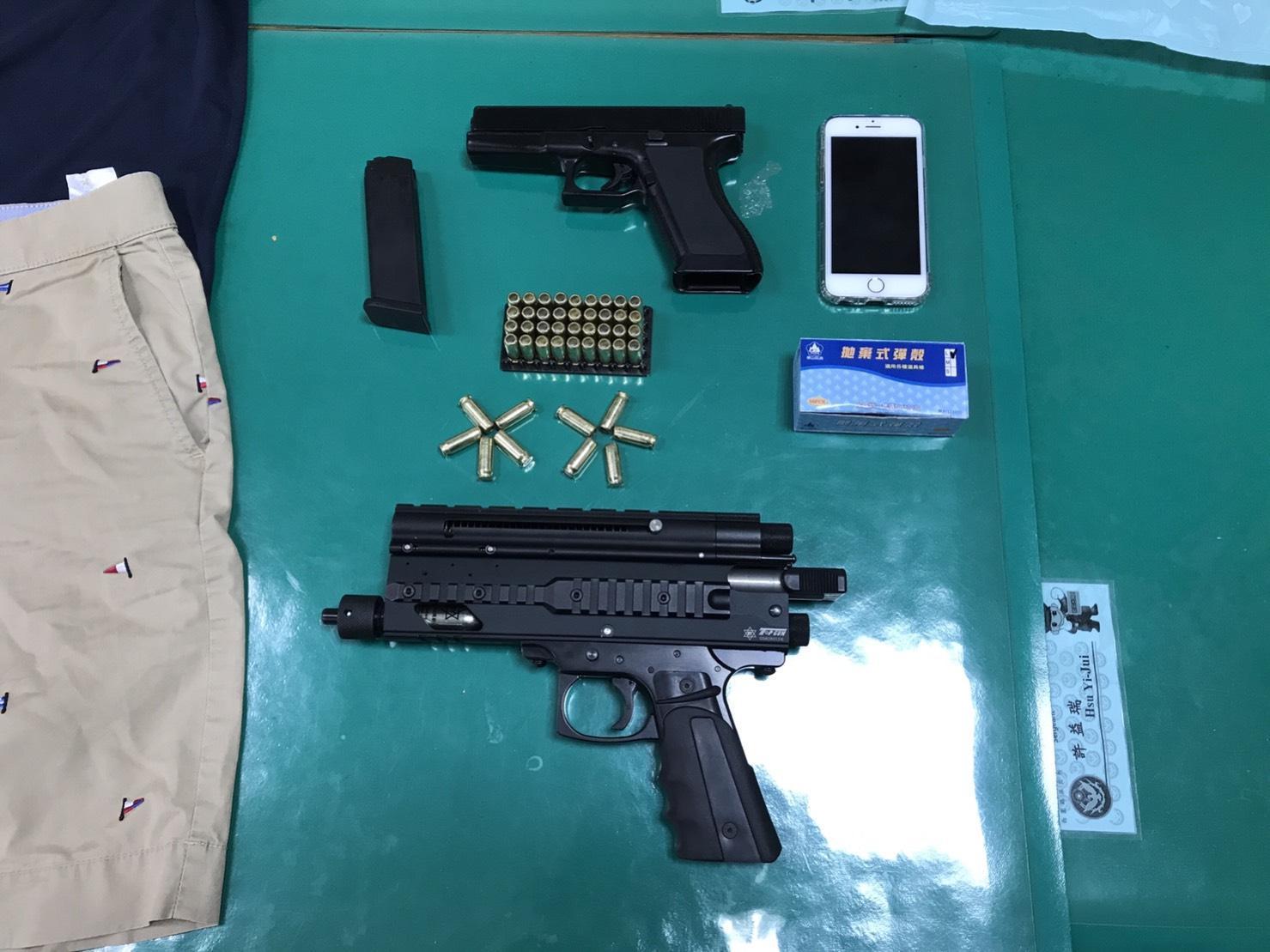 涉案之道具模型槍1把及空包彈46顆。(警方提供)
