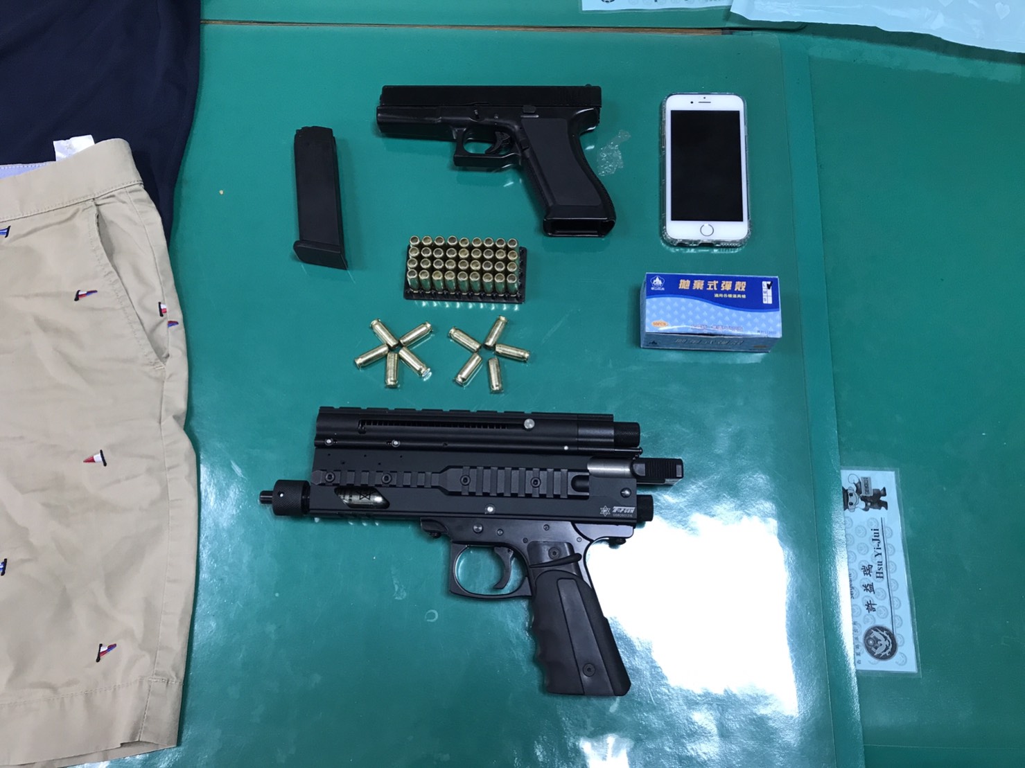 涉案之道具模型槍1把及空包彈46顆。（警方提供）