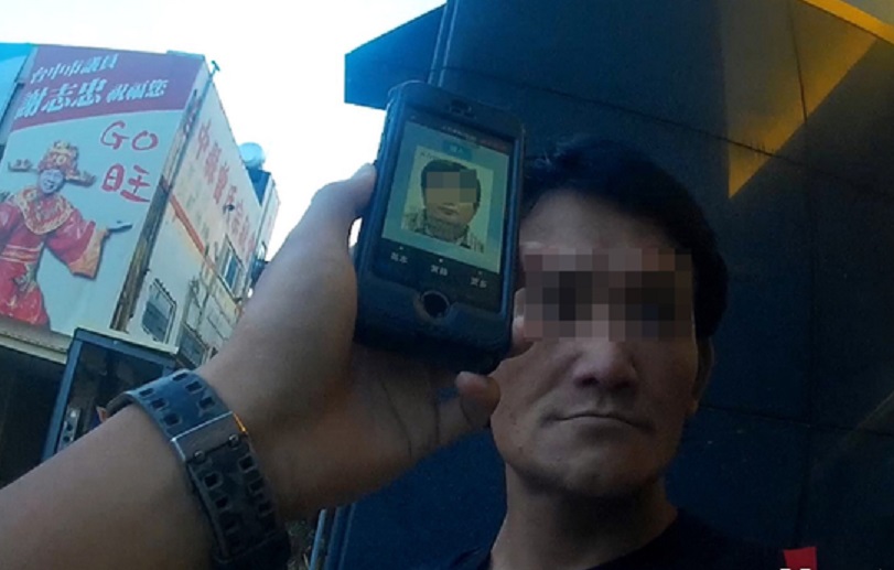 馮嫌在豐原火車站候車時，被警方眼尖發現，並透過人臉辨識系統逮個正著。