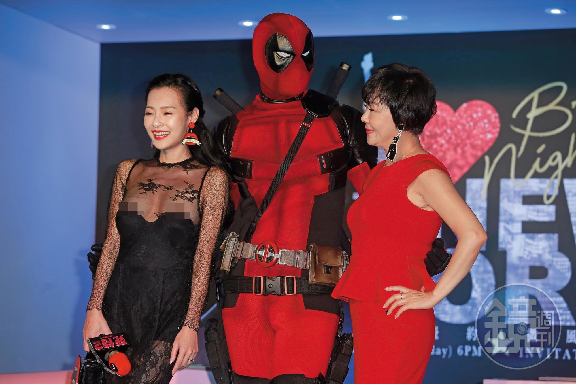 死侍下面凸凸，不看王思佳，只看著王思佳的媽媽布蘭妮，兩人一身紅也算是有搭到色！一身黑的王思佳則是一露名留台灣演藝史，跟隋棠的「出草」事件有拚。