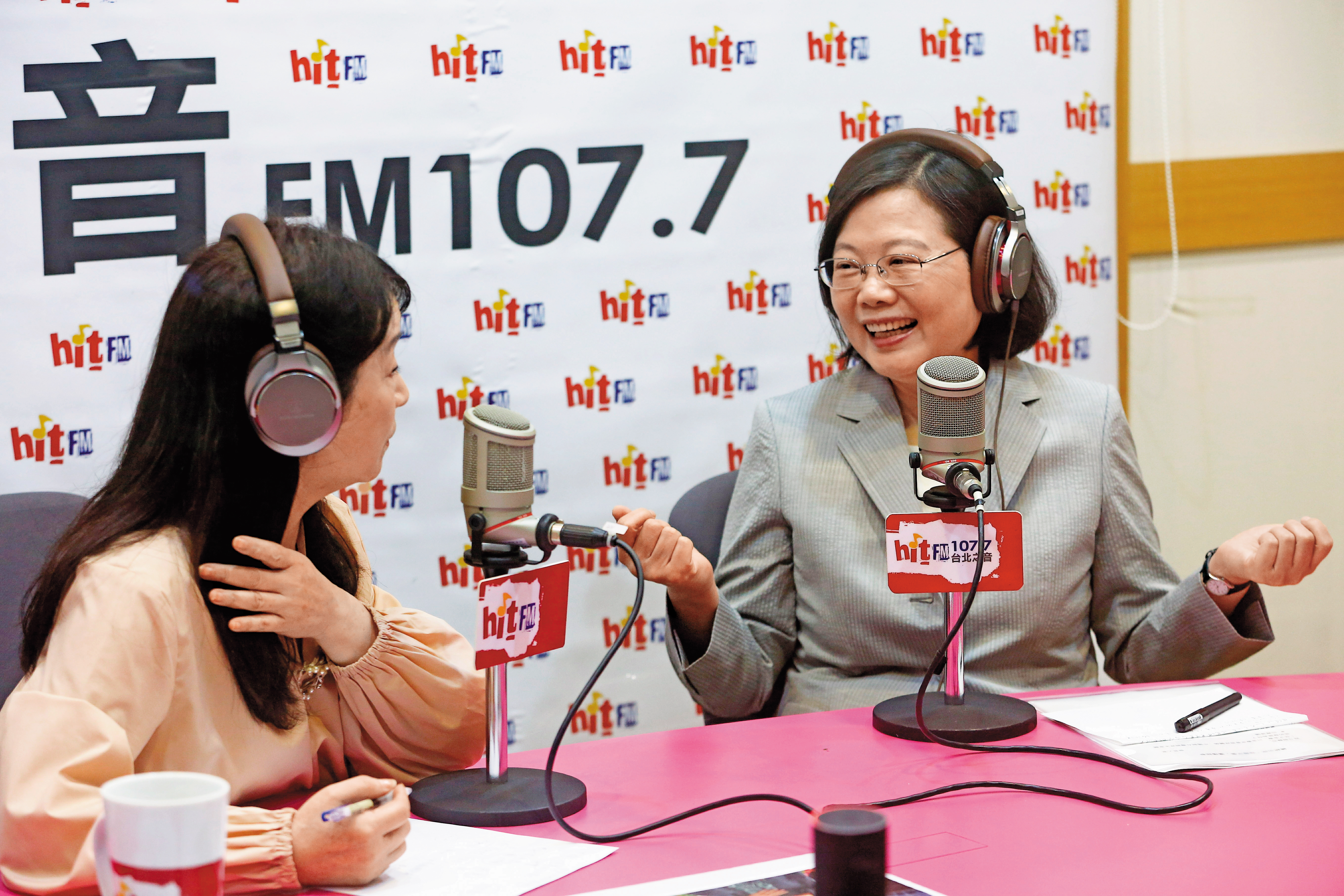 總統蔡英文（右）14日接受電台主持人周玉蔻（左）專訪時，被問到台北市長是否禮讓柯文哲，仍未明確表態。