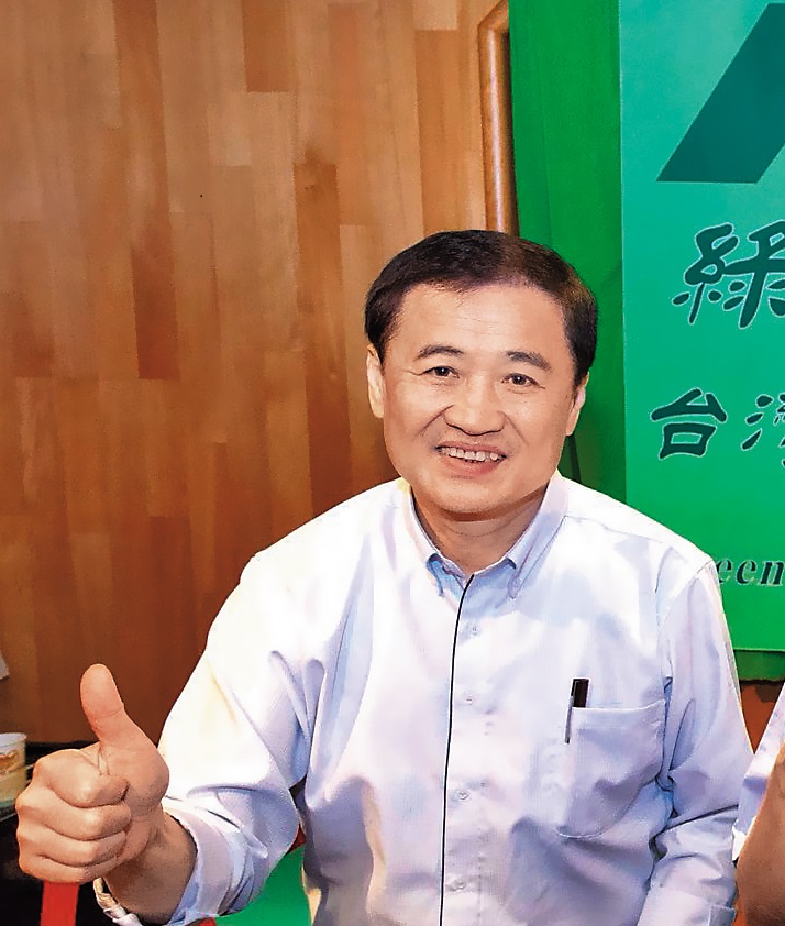 陳景峻穿梭促成5月9日綠色和平電台專訪柯文哲,柯對「兩岸一家親」言論表達歉意,但未獲綠營支持者諒解。(翻攝陳景峻臉書)