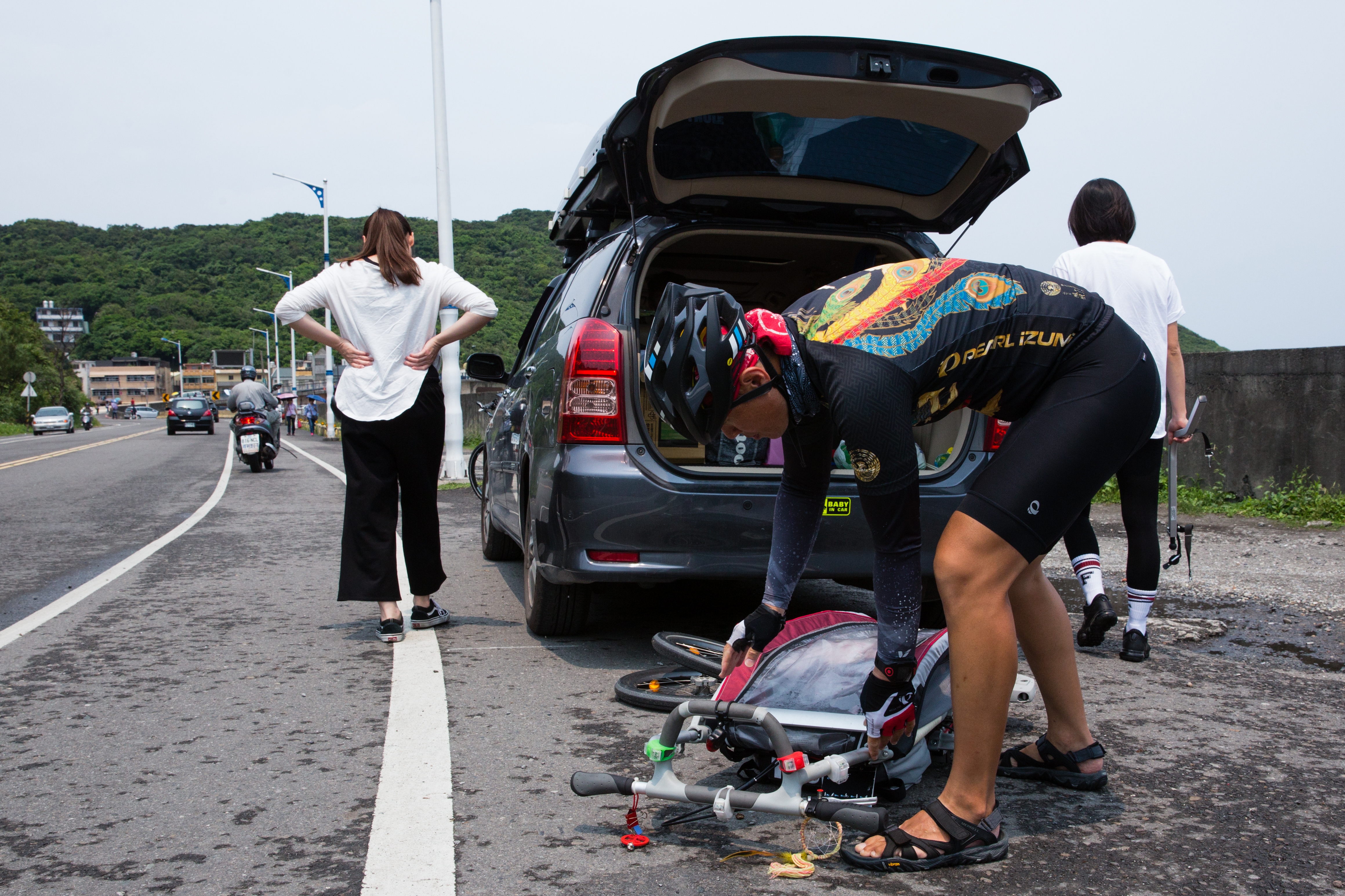 環島過程中，芊羽媽媽負責壓車，在北海岸大雨過後下車稍作休息。