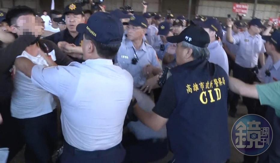 兩派人馬互相叫囂,棍棒齊飛,場面一度失控。(翻攝畫面)