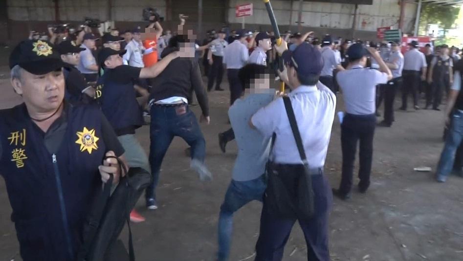 警方利用優勢警力將兩派隔開,所幸沒有發生流血衝突。(翻攝畫面)