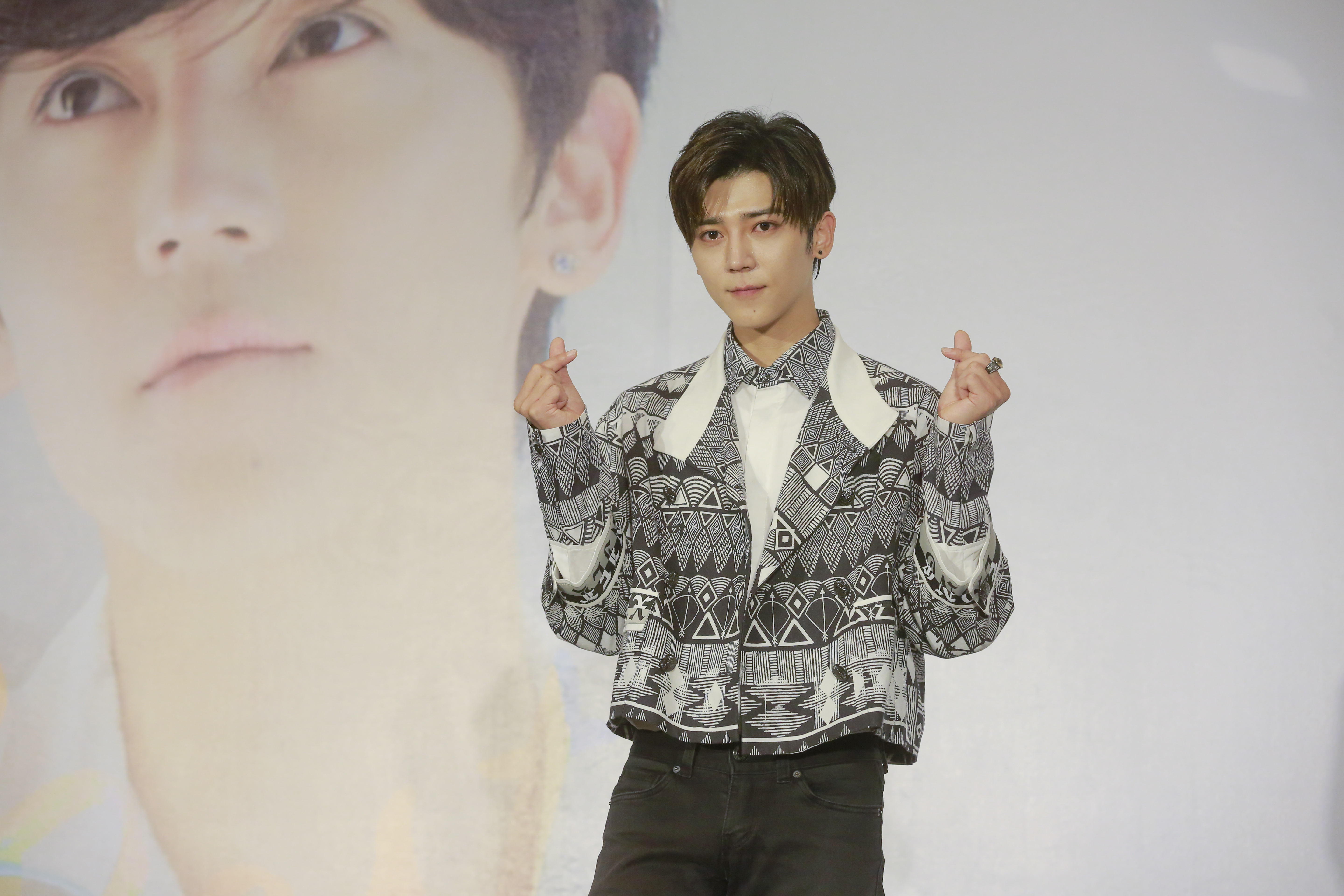 畢書盡記者會上獻唱情歌，讓媒體搶先聽。