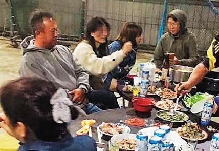 王傳家帶球隊很有一套,甚至還舉辦烤肉會聯絡球隊感情,小三也出席,讓不少學生與家長都誤以為小三就是王太太。(讀者提供)