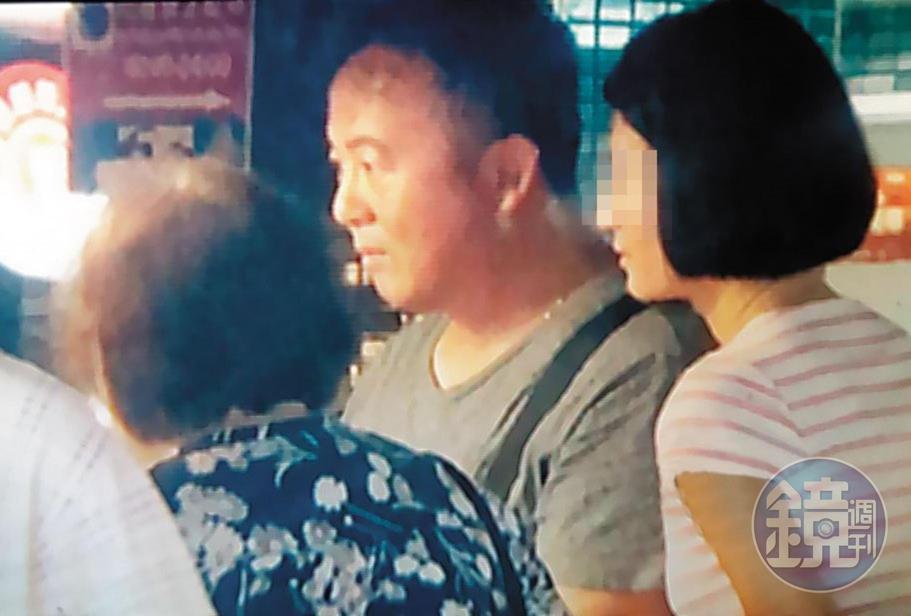 小三杜姓女子（右）不只擄獲王傳家（中）的心，連王母（左）都打點好，感情好到可以3人一起逛夜市。