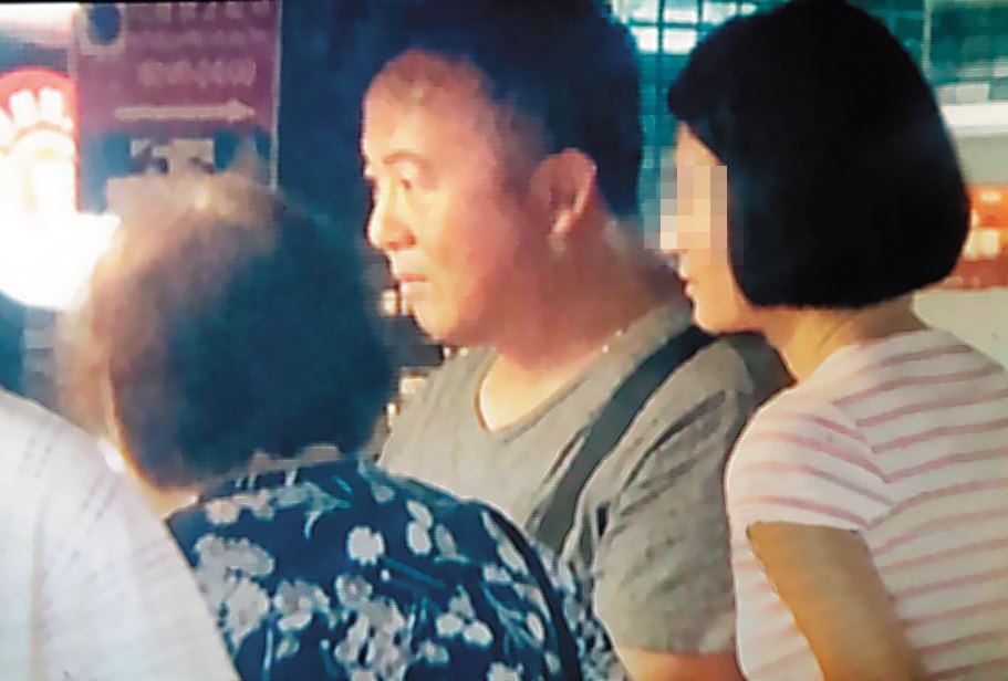 小三杜姓女子（右）不只擄獲王傳家（中）的心，連王母（左）都打點好，感情好到可以3人一起逛夜市。