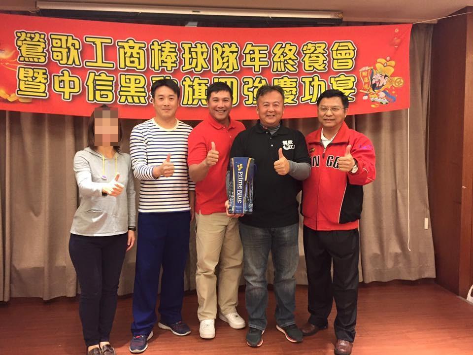 王傳家(右2)在鶯歌工商執教多年,還找來當年因涉賭遭逐出中職的前中信鯨明星球員鄭昌明(左3)加入教練團。(翻攝自鶯歌工商臉書)