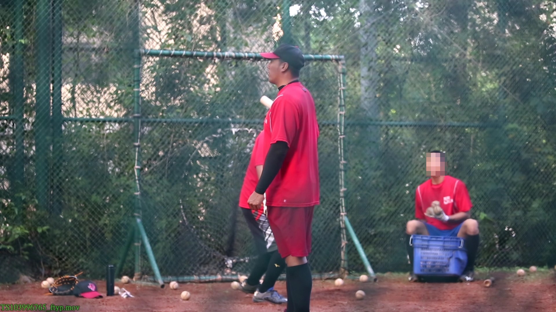 鶯歌工商青棒隊教練團中，包括昔日鼎鼎大名的「海王子」鄭昌明（前），鄭卻傳出酒後毆打學生，一度被迫離開學校，但風波過後又被王傳家找回來。