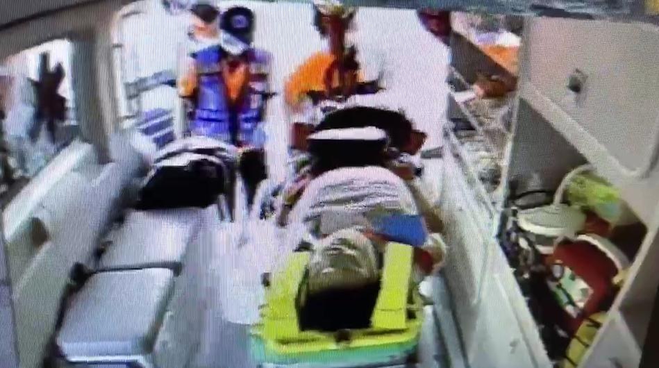 一度沒有生命跡象的王男，在警消搶救下，還在和死神拔河。（警方提供）
