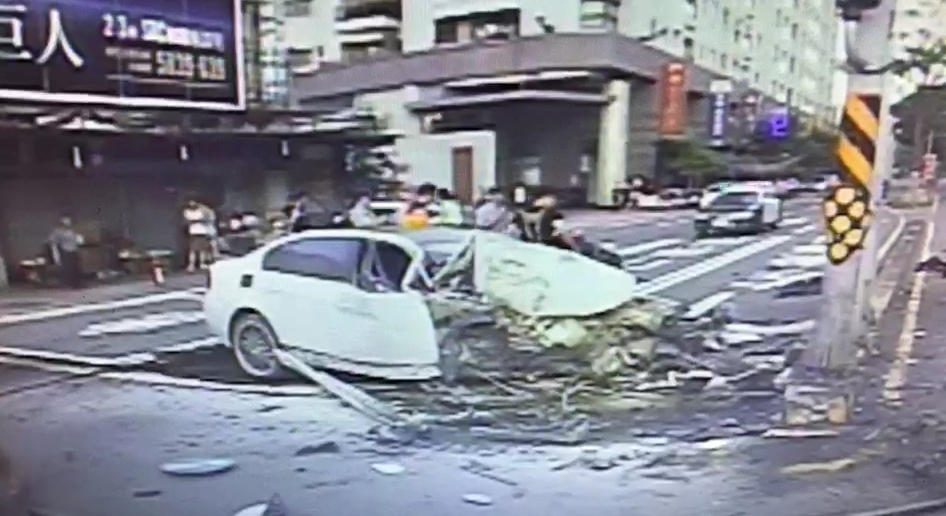 王男酒駕BMW撞分隔島，車頭全毀，駕駛一度困車內險死。 （警方提供）