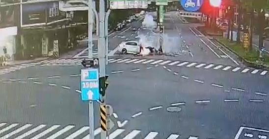 白色BMW高速撞中央分隔島起火燃燒，驚險畫面曝光。（警方提供）