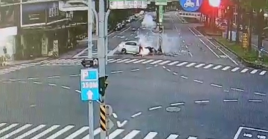 白色BMW高速撞中央分隔島起火燃燒，驚險畫面曝光。（警方提供）