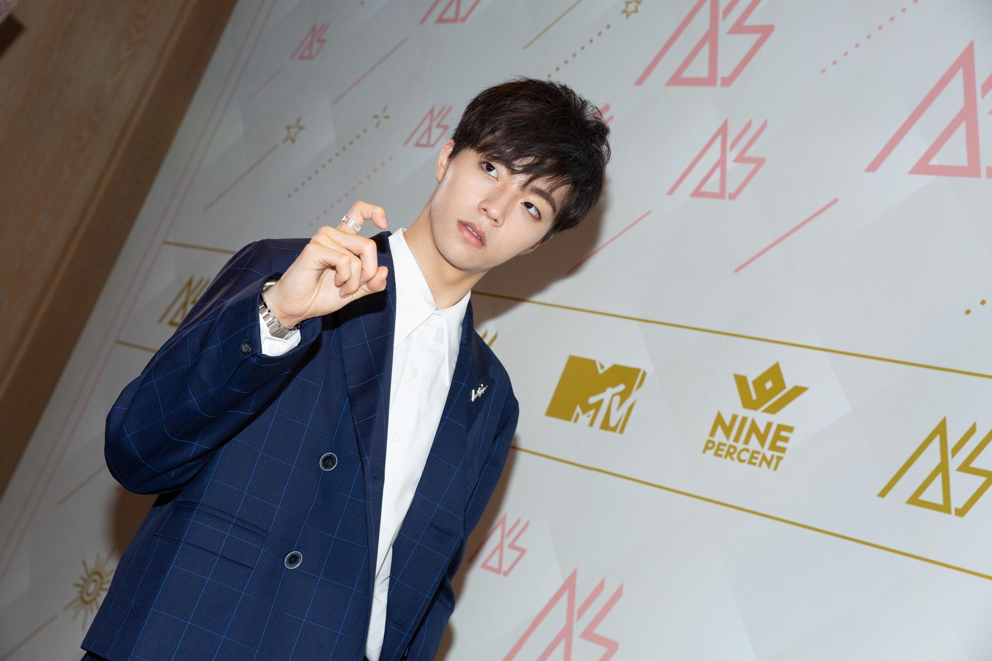 17歲的陳立農自《偶像練習生》脫穎而出，微博粉絲不到半年已超過300萬人。