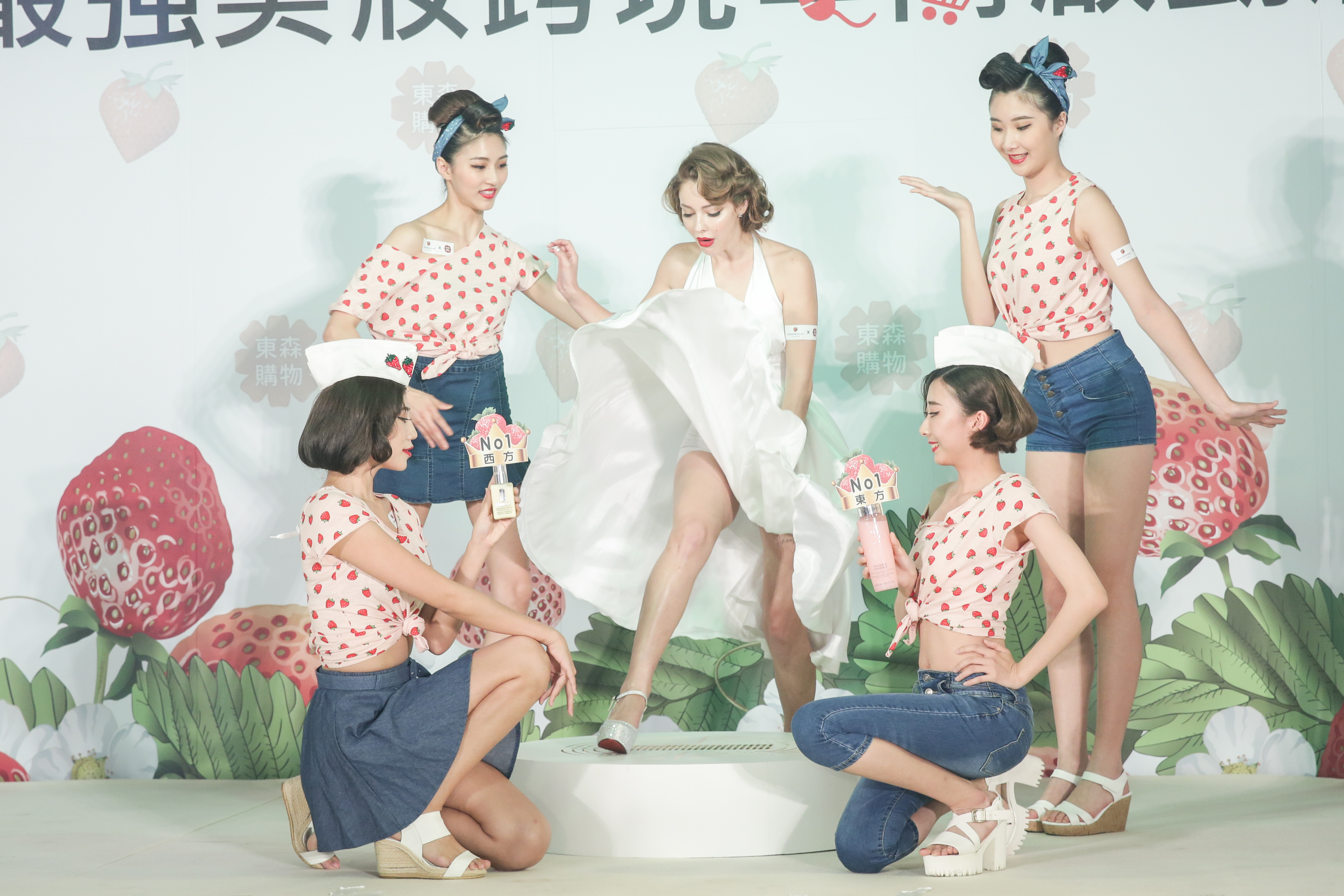 安妮化身瑪麗蓮夢露，上演裙子飛起橋段。