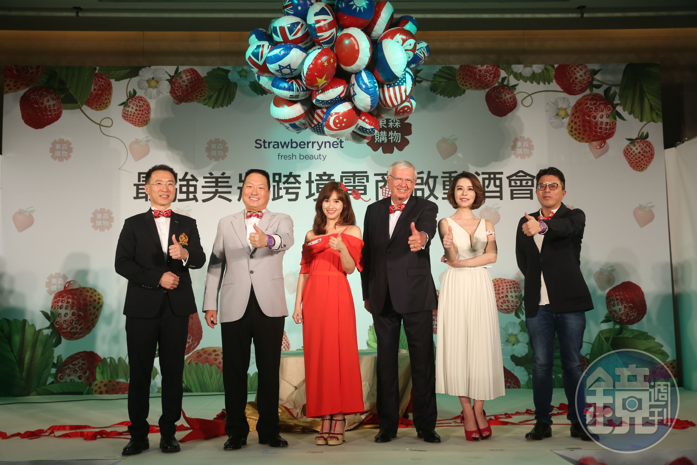 王令麟（左二）逆向操作，年初花了10.6億元，併購香港販售美妝保養電商草莓網。