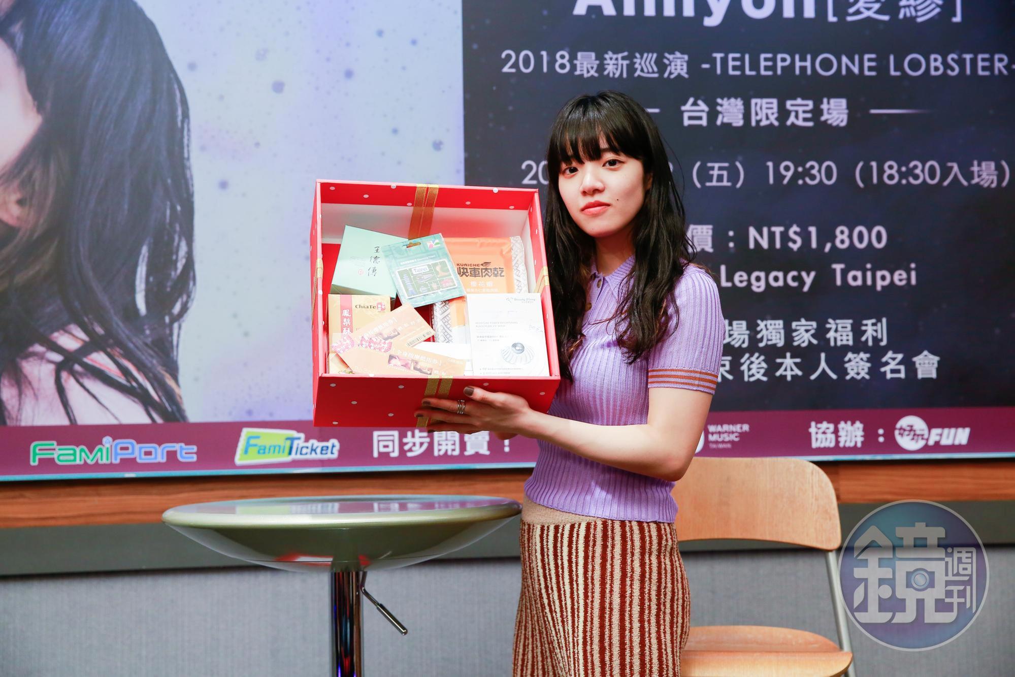 Aimyon愛繆收到唱片公司送的大禮包,一直發出「哇」的讚嘆聲。