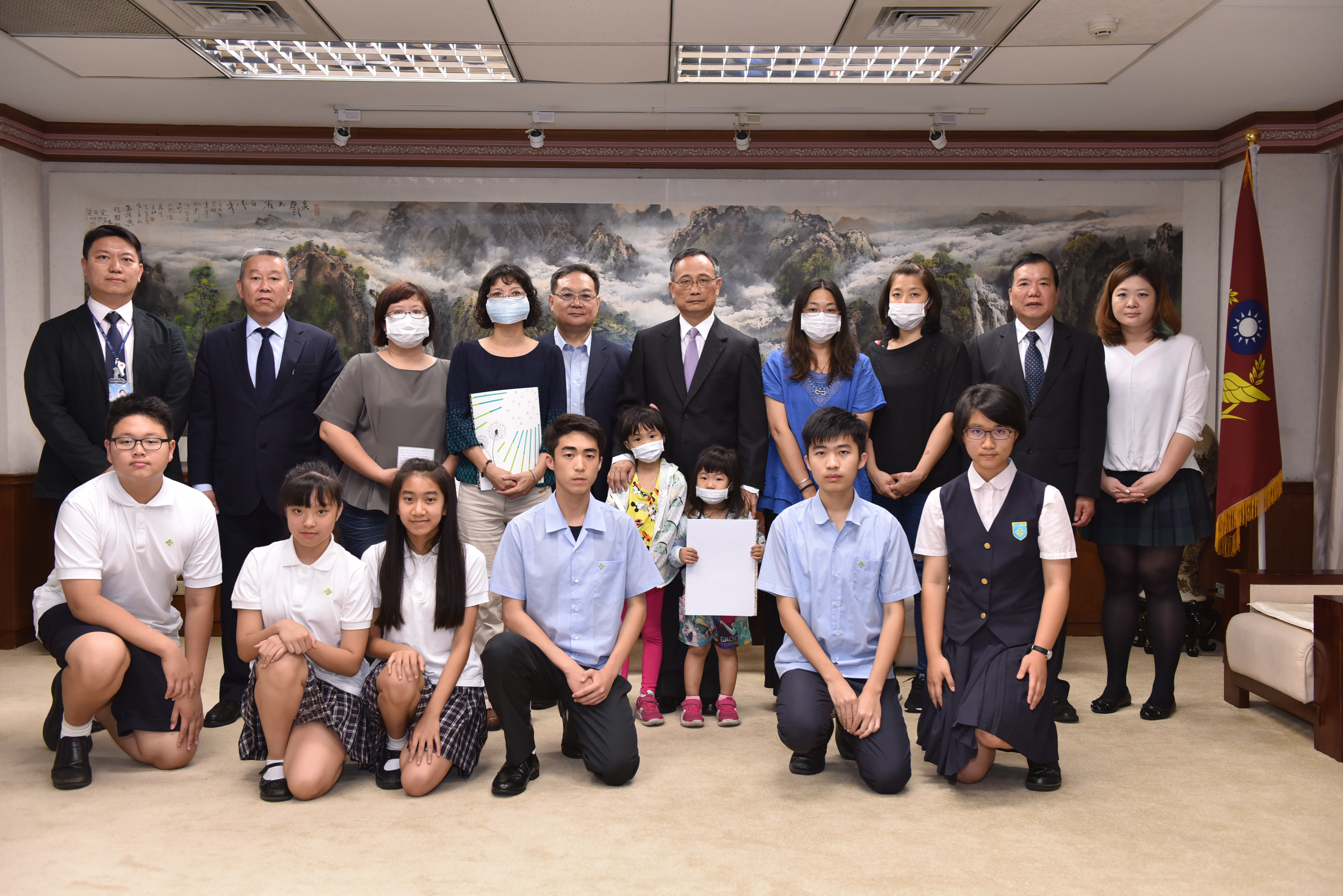 薇閣中學代表承諾給予殉職員警的未成年子女助學金。（警政署提供）