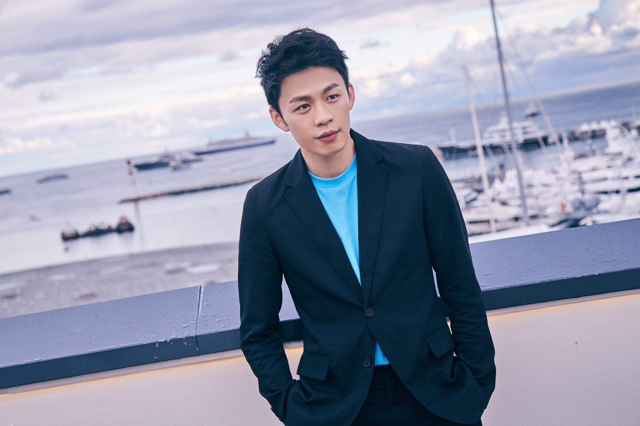 李鴻其首度參與坎城影展，笑說想整天躲在戲院看片。（甲上提供）