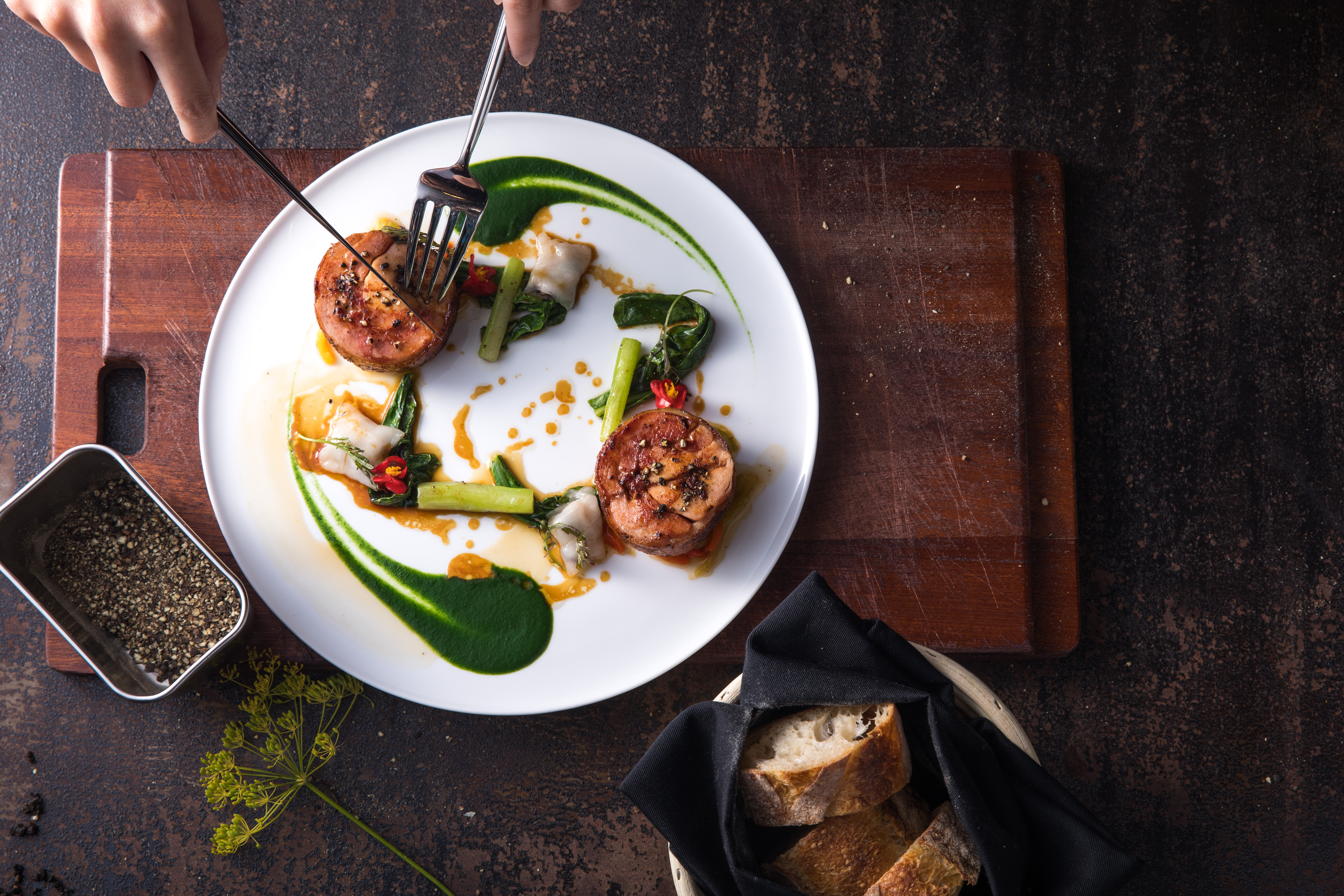 「燒炙土雞、蛤蜊、芥菜、鹽醃豬背油」煙燻氣息裡有甘鹹海味做提味。（980元套餐菜色）