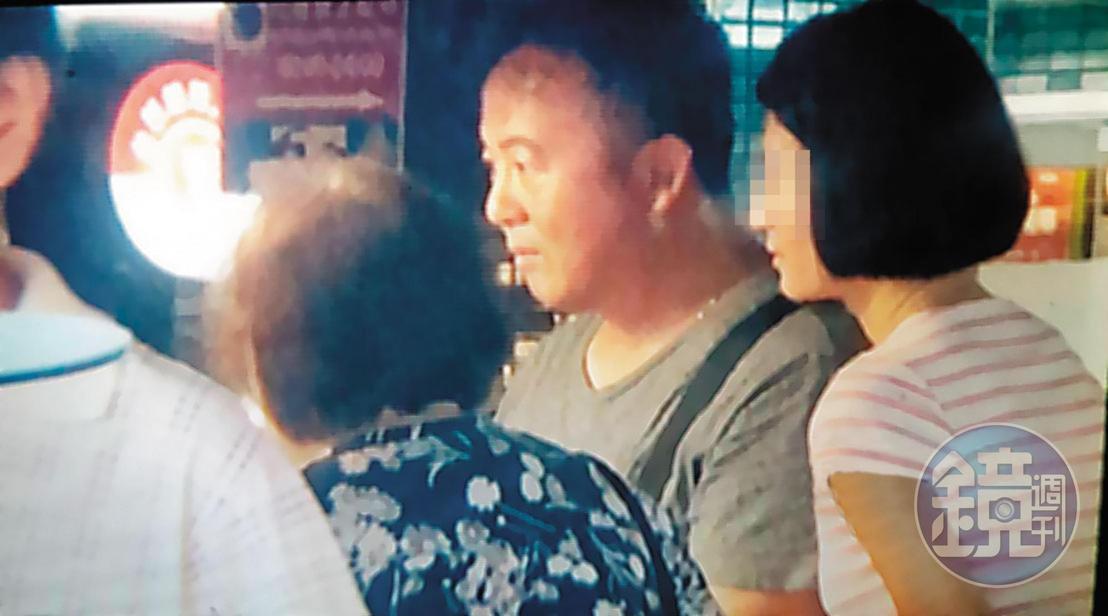 小三杜姓女子（右）不只擄獲王傳家（中）的心，連王母（左）都打點好，感情好到可以3人一起逛夜市。