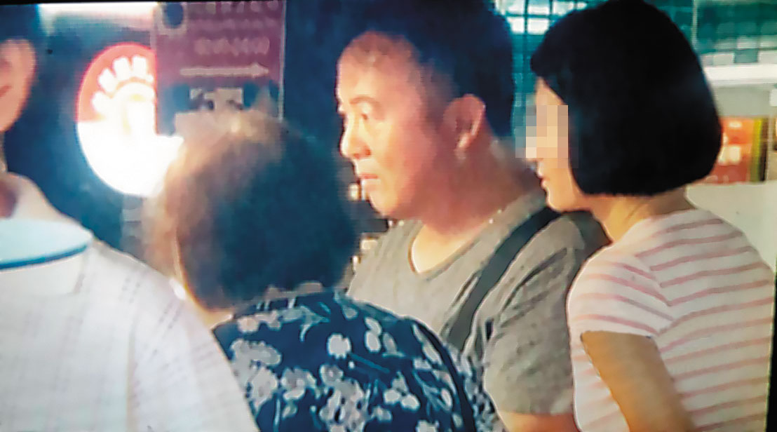 小三杜姓女子(右)不只擄獲王傳家(中)的心,連王母(左)都打點好,感情好到可以3人一起逛夜市。
