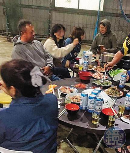 王傳家帶球隊很有一套，甚至還舉辦烤肉會聯絡球隊感情，小三也出席，讓不少學生與家長都誤以為小三就是王太太。（讀者提供）