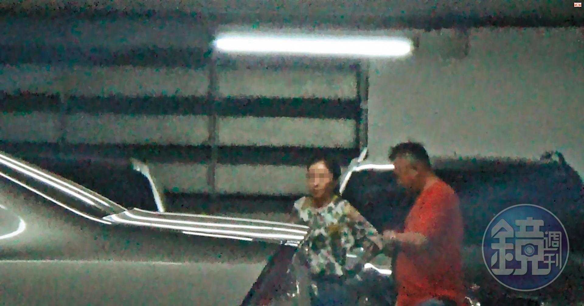 王傳家（右）除了小三外，竟然還有小四（左）馬尾妹，2人吃完高檔料理後，車子就開進摩鐵約會。