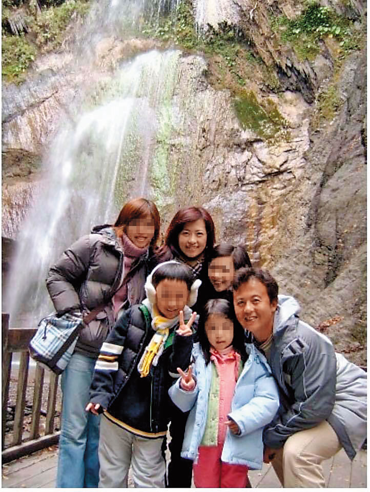 王傳家與妻子過去鶼鰈情深,甚至一家人共同出遊,如今此景已成往事。(翻攝臉書)